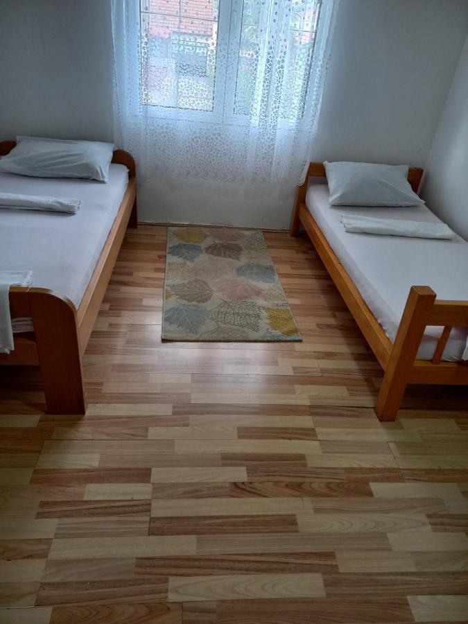 הוסטל Mitrovici  Traveler'S Rest - Near Podgorica Airport מראה חיצוני תמונה